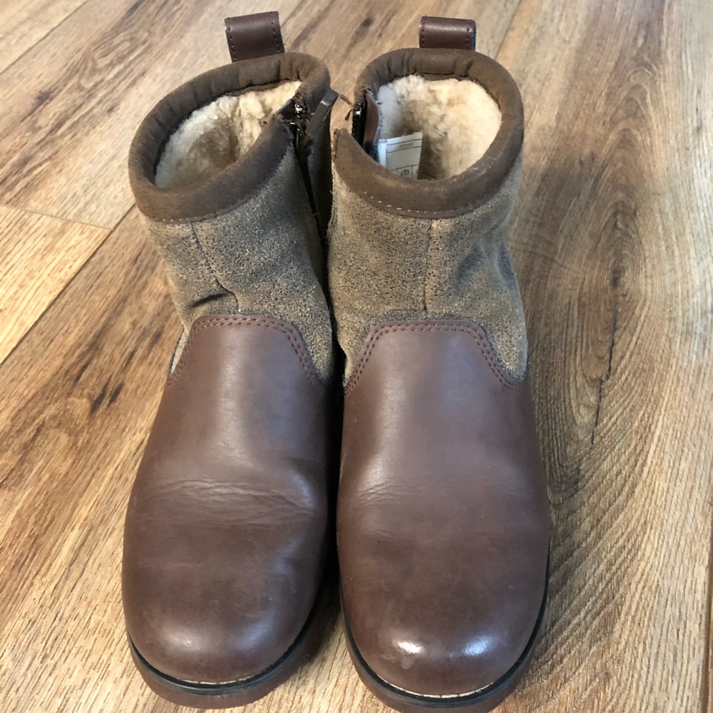 Uggs Baysin Bomber Child’s size 2 Leather and Shearling